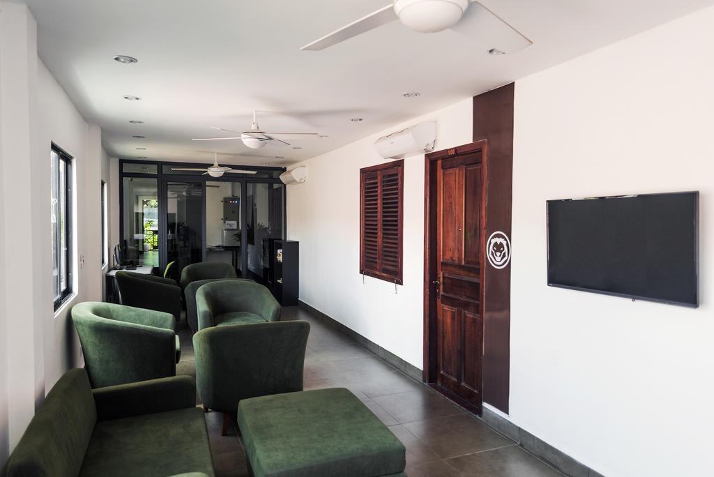 Aura Thematic Hostel Phnom Penh Exterior photo