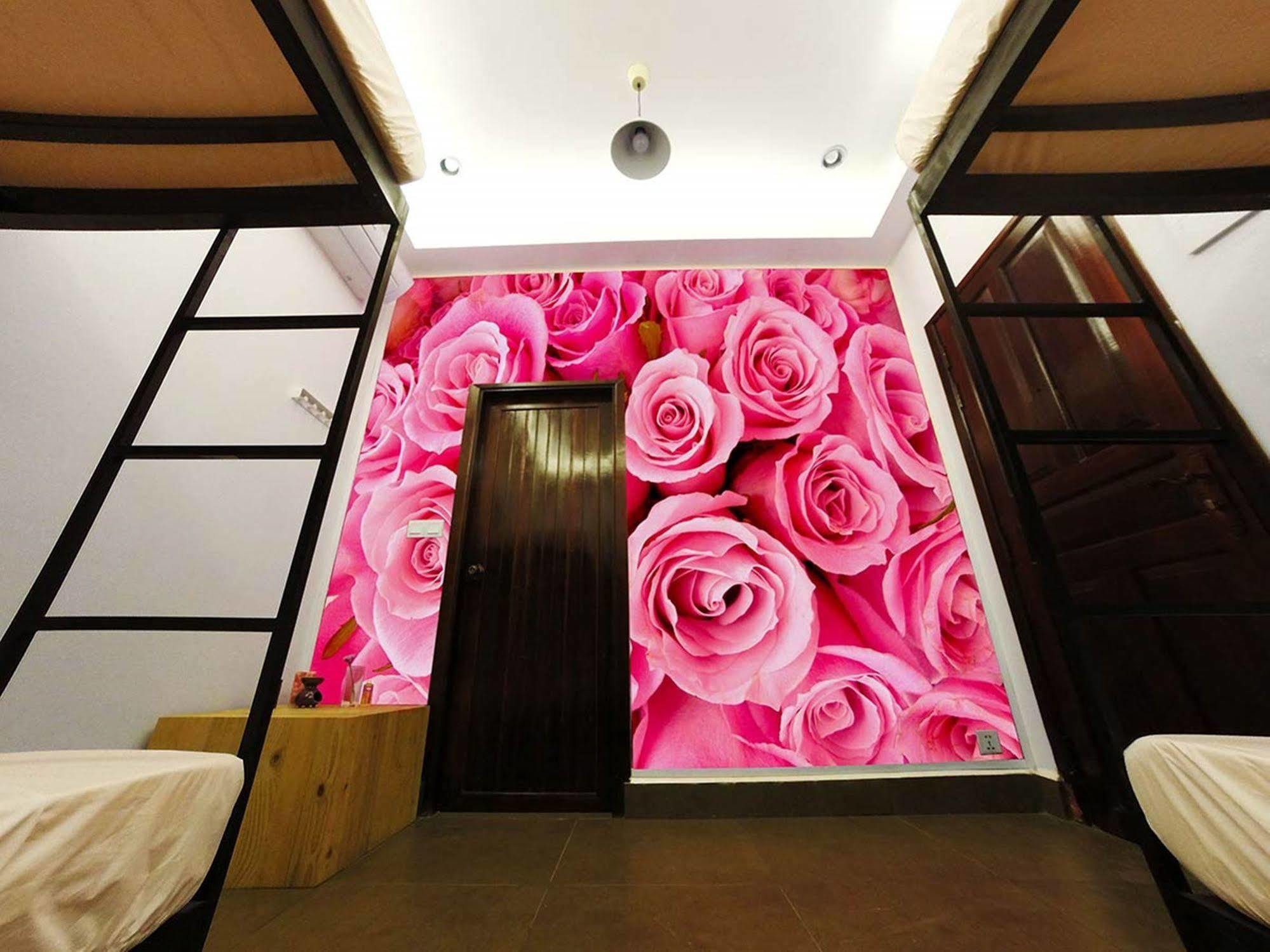 Aura Thematic Hostel Phnom Penh Exterior photo